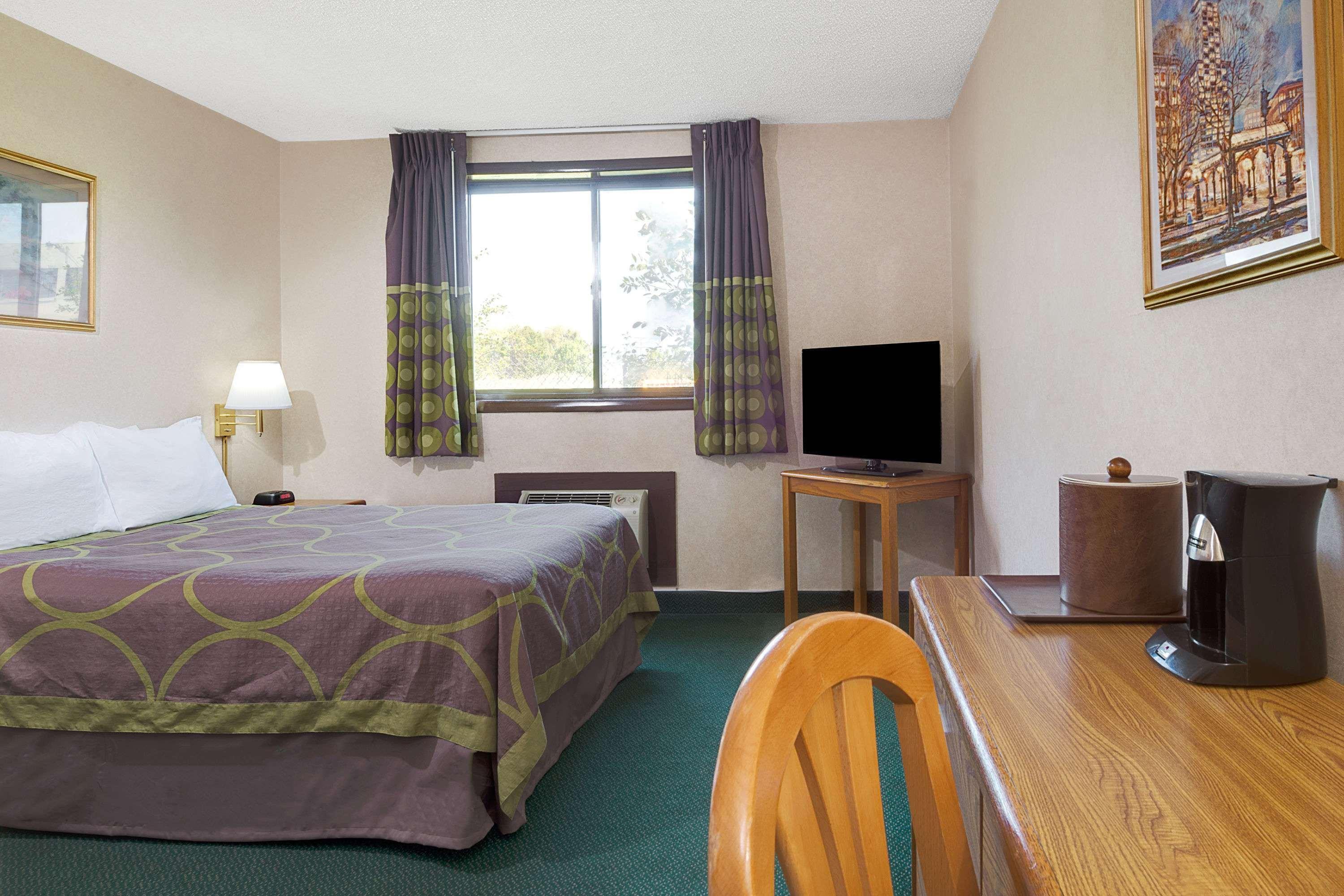 Super 8 By Wyndham Kenmore/buffalo/niagara Falls Area